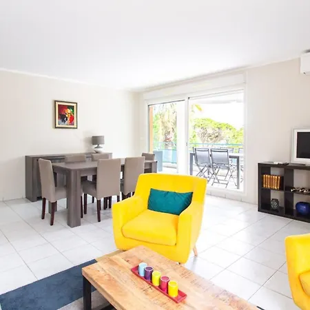 Les Palmiers Furnished Flat *