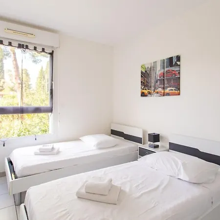 Les Palmiers Furnished Flat *